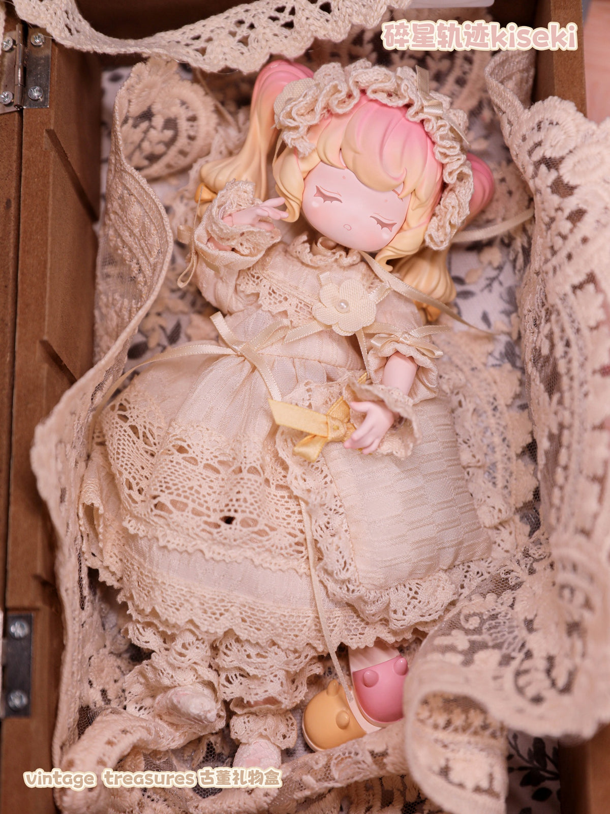 Vintage treasures Antique Gift Box (8 figures set)