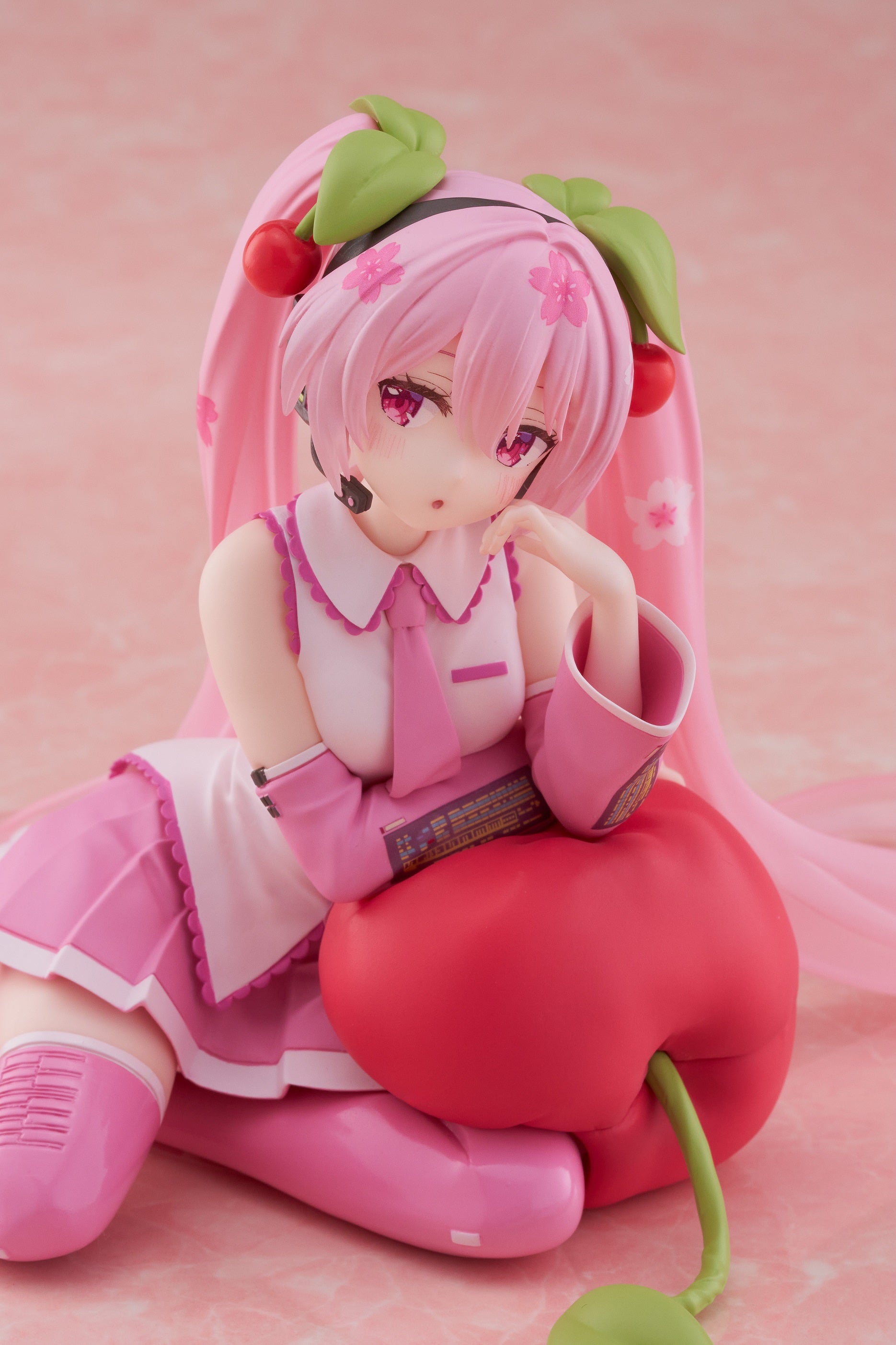 Hatsune Miku Sakura Miku Desktop Cute Figure (Cherry Cushion Ver.)