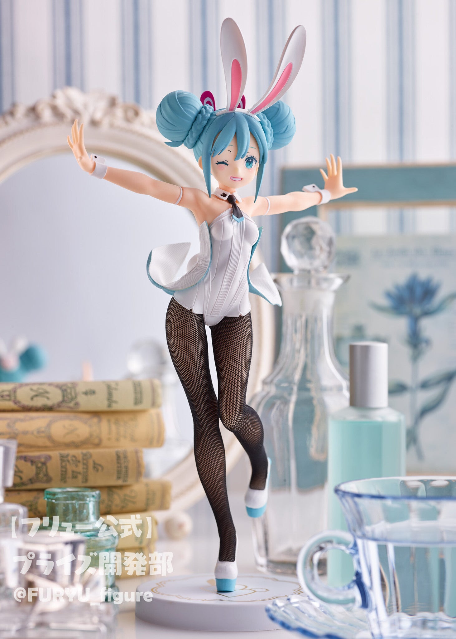 FURYU Hatsune Miku White ver. BiCute Bunnies figure