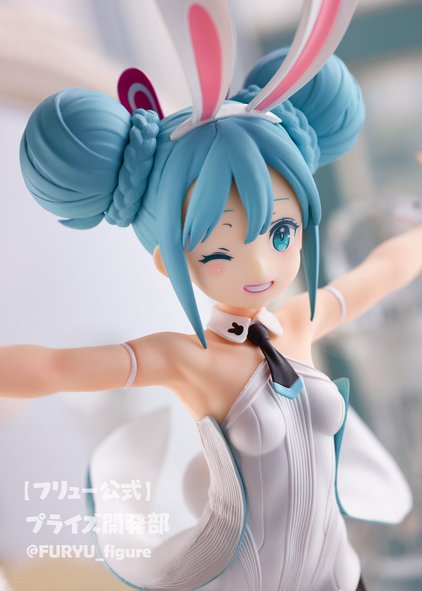 FURYU Hatsune Miku White ver. BiCute Bunnies figure